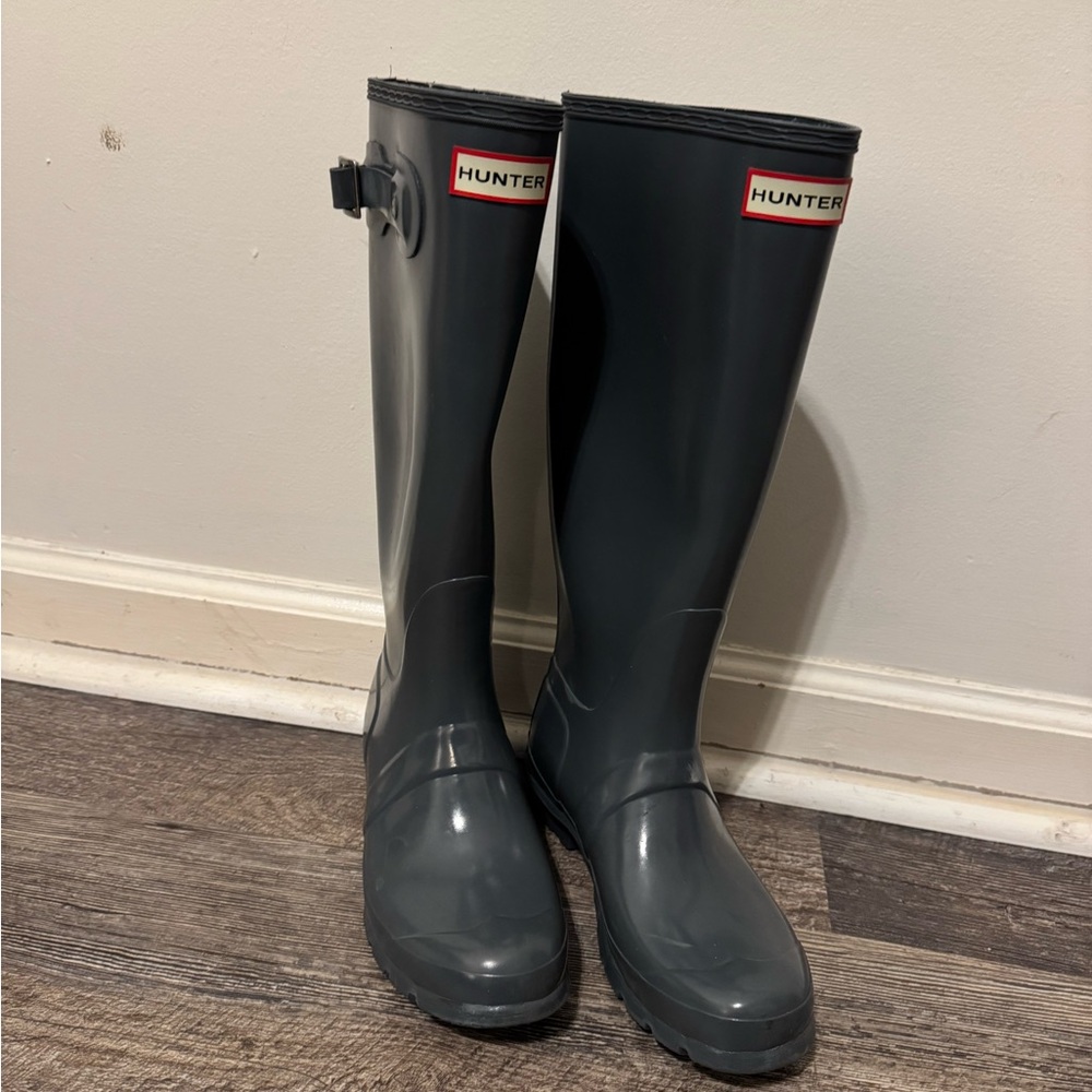 Like new women’s Hunter rain boots. Gray. Size 7